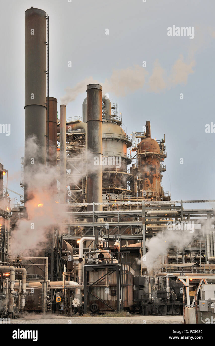 Raffinerie de pétrole pour la production de carburants, de produits chimiques et de sous-produits pétroliers Banque D'Images