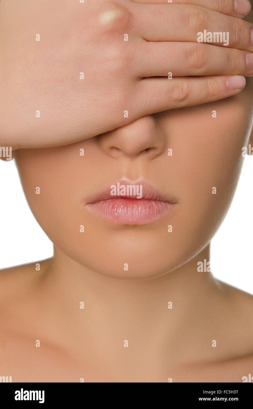 Protections femme ses yeux d'une main Banque D'Images