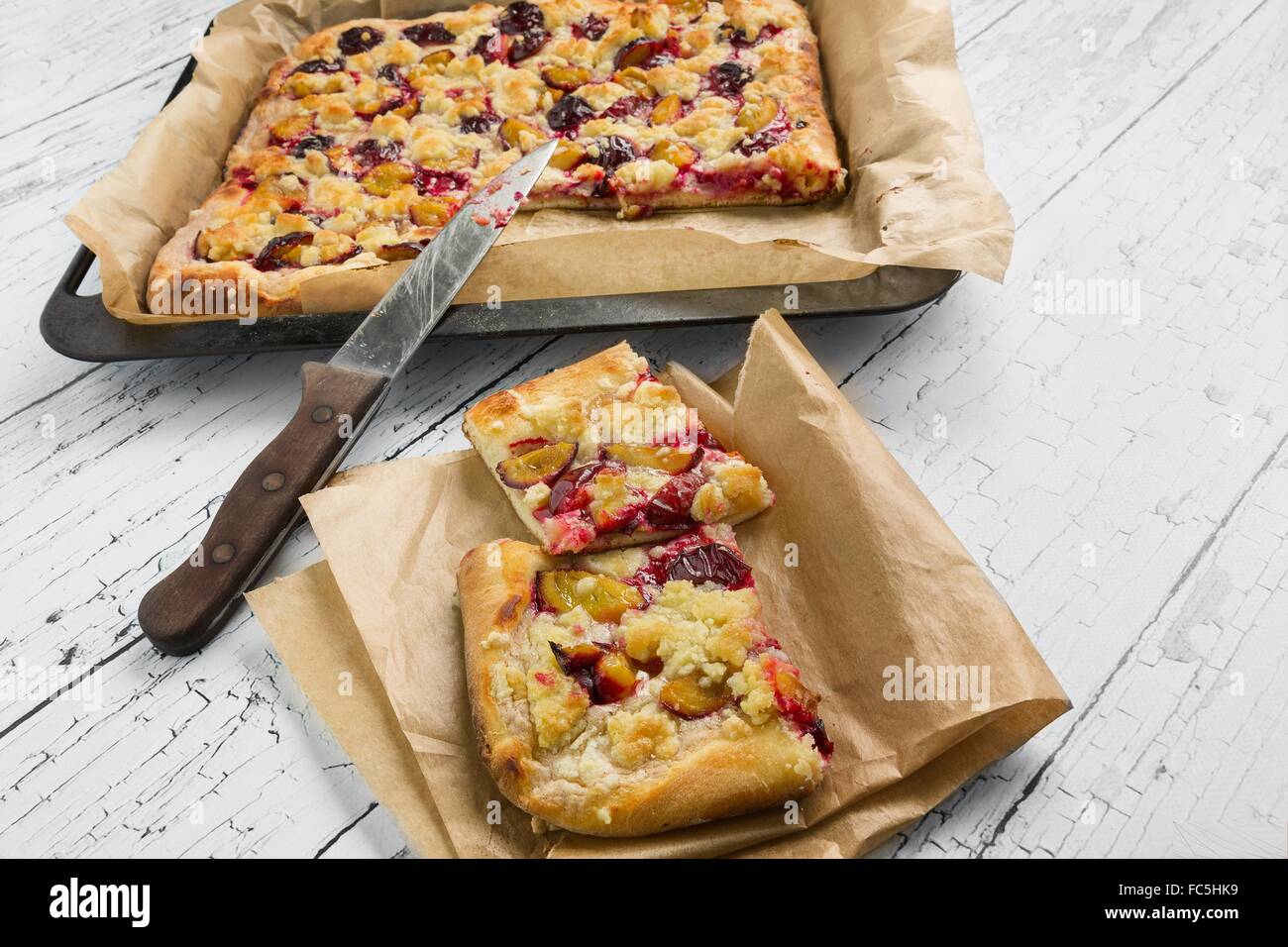 Gâteau aux prunes maison faite à partir de pâte levée Banque D'Images