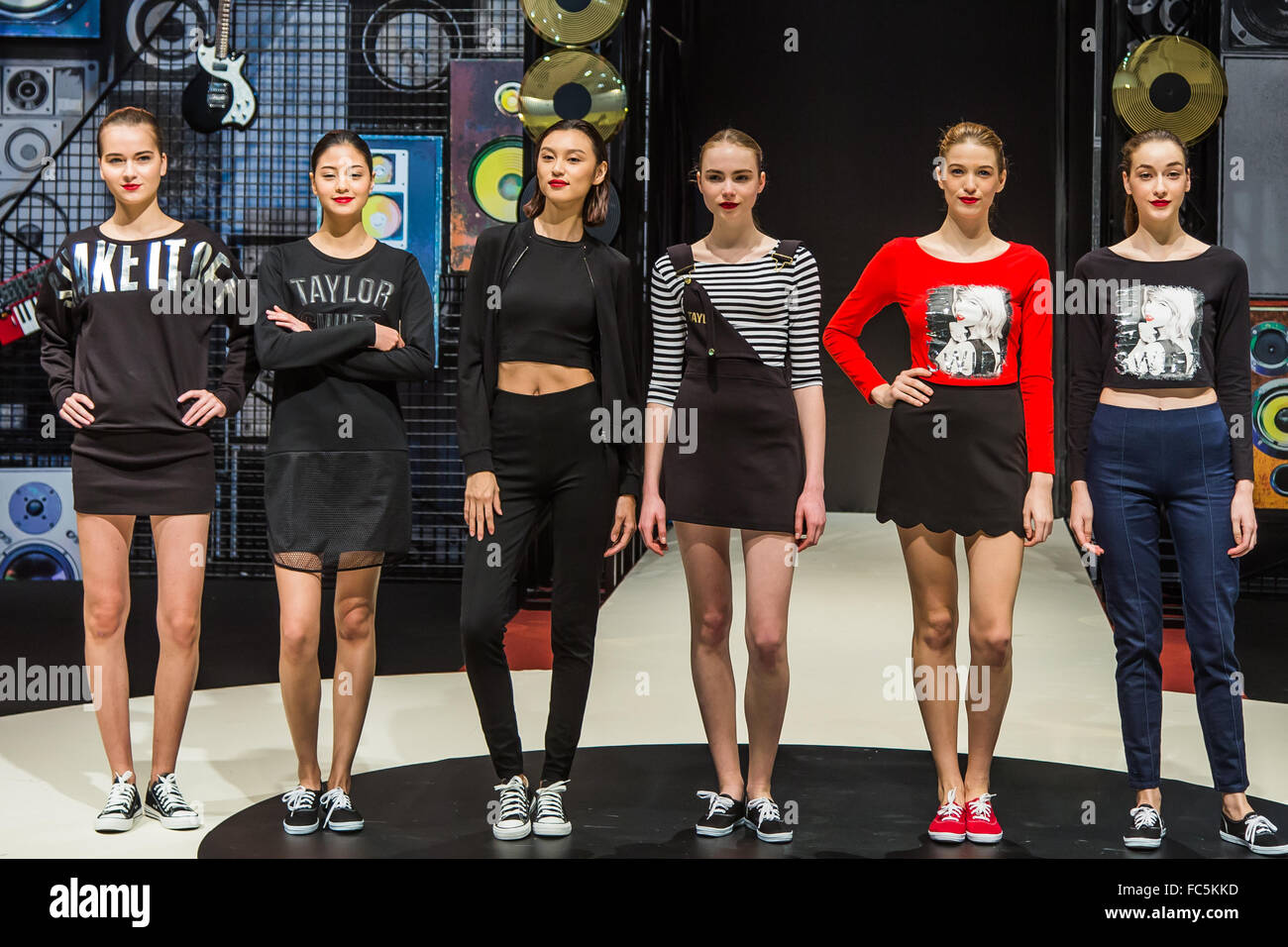 Taylor Swift lance une nouvelle marque de mode 'Swift' pour le marché chinois à Hong Kong Banque D'Images