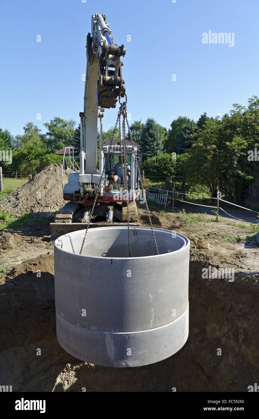 Anneaux de béton de l'abaissement de la pelle Banque D'Images