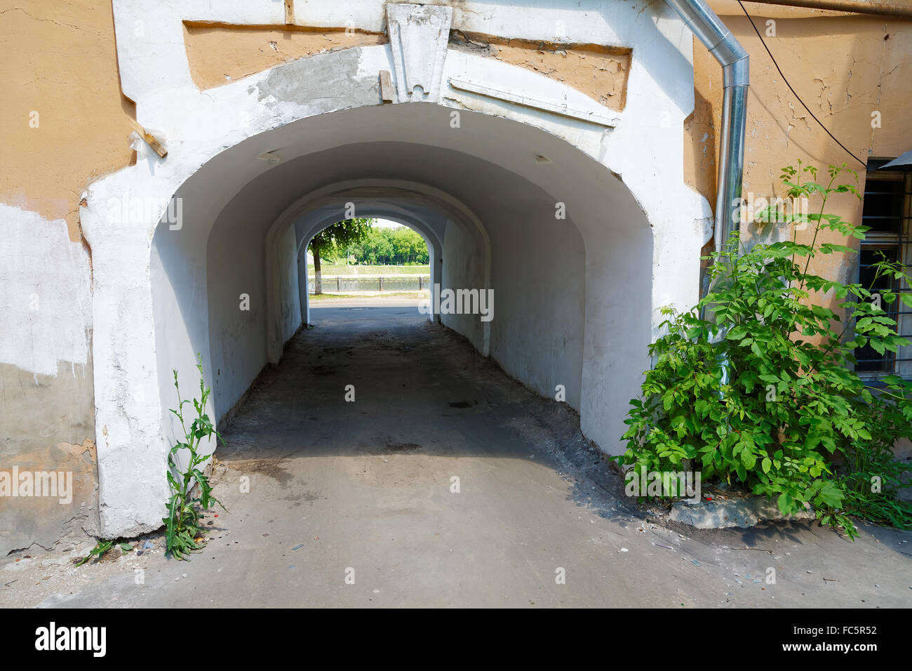 Arch dans une vieille maison un jour d'été Banque D'Images