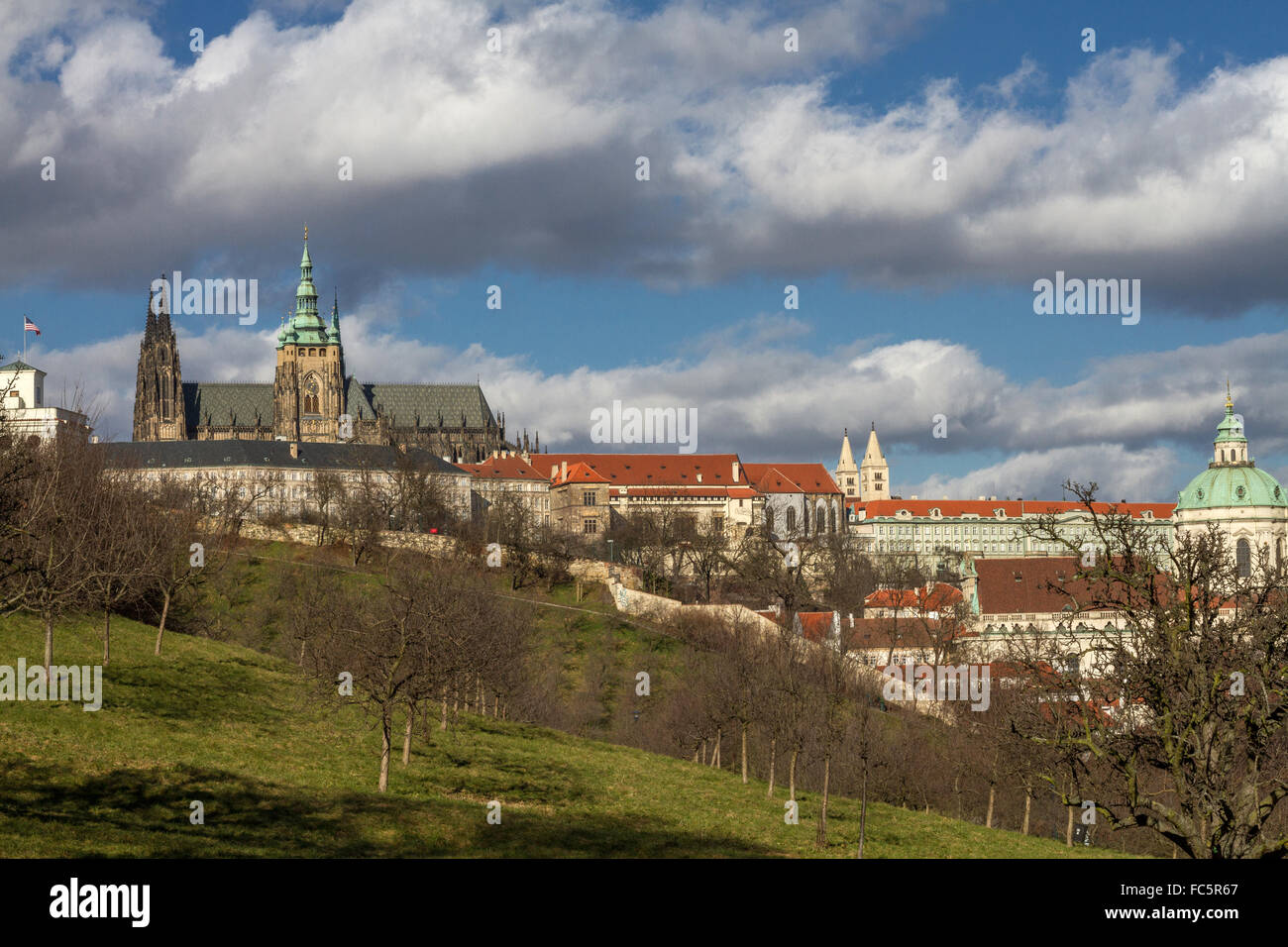 Vue depuis la colline de Petrin au Château de Prague Banque D'Images