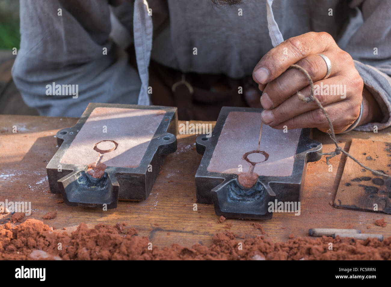 Les artisans ont formé un modèle pour coulage de métaux Banque D'Images