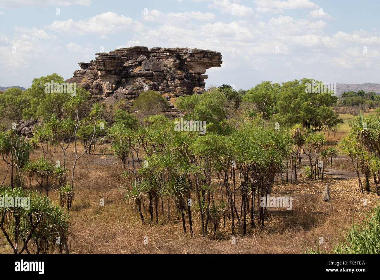 Des affleurements rocheux dans un mélange de savane et de forêts sclérophylles sèches de l'habitat, le Parc National de Kakadu, Australie Banque D'Images