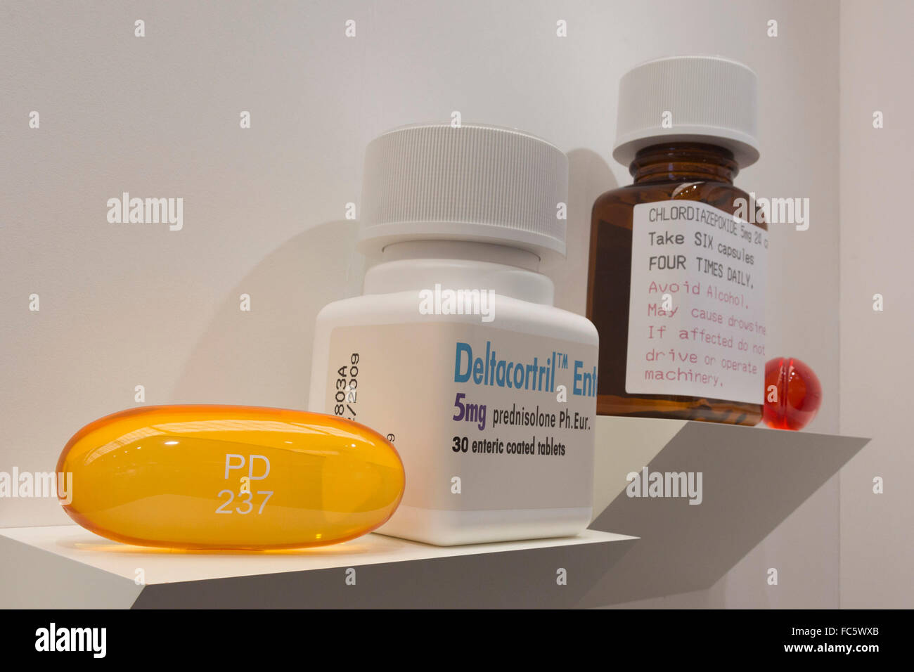 Londres, Royaume-Uni. 19 janvier 2016. Médicament œuvres de Damien Hirst. Appuyez sur aperçu de la London Art Fair qui se tiendra du 20 au 24 janvier 2016 au Business Design Centre à Islington, Londres. Banque D'Images