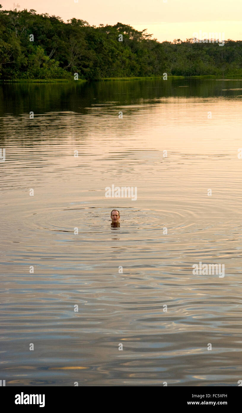 L'homme nage dans le fleuve Amazone en Equateur Banque D'Images