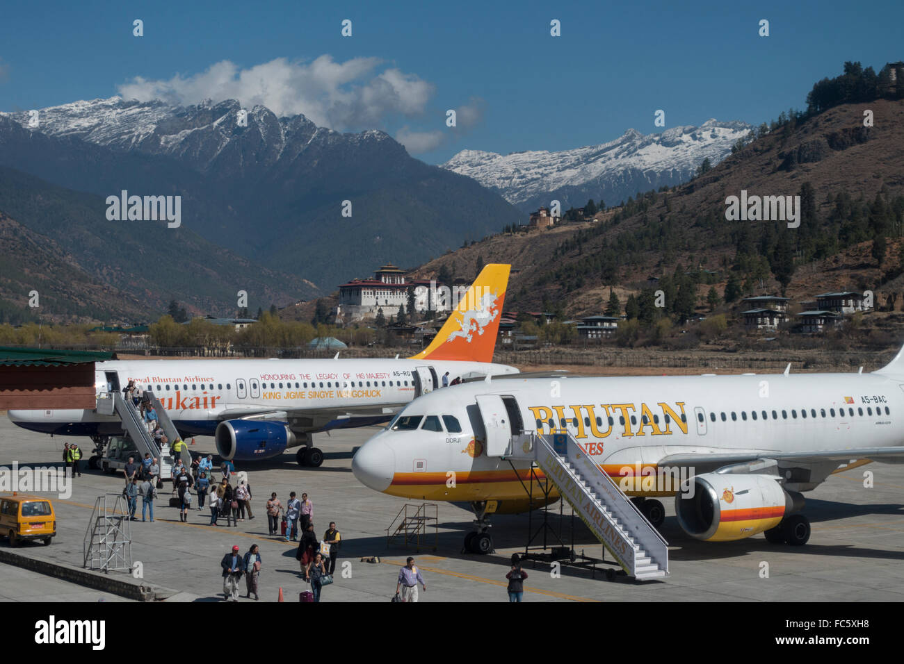 Les avions à l'aéroport, Paro, Bhoutan, Asie de l'Ouest Banque D'Images