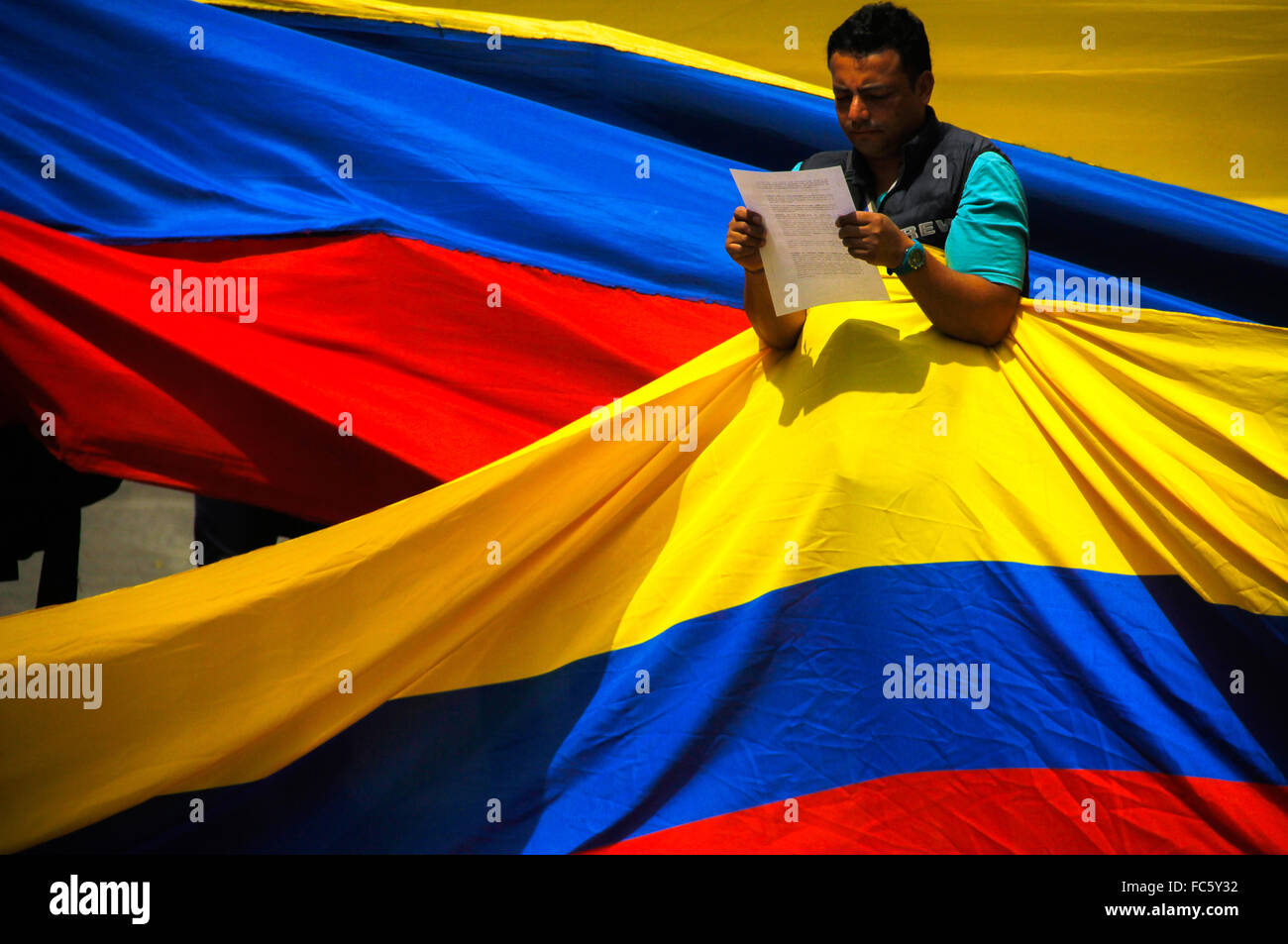 Bogota, Colombie. 20 Jan, 2016. Un fonctionnaire de l'Association nationale des travailleurs de la système judiciaire colombien et prend part à une marche vers le palais de justice comme un moyen de protestation pour l'accord 10445 à Bogota, capitale de la Colombie, le 20 janvier, 2016. Crédit : Diego Pineda/COLPRENSA/Xinhua/Alamy Live News Banque D'Images