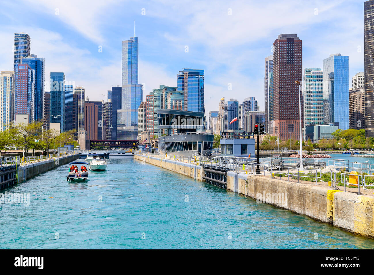 Bateaux dans Chicago lock Banque D'Images
