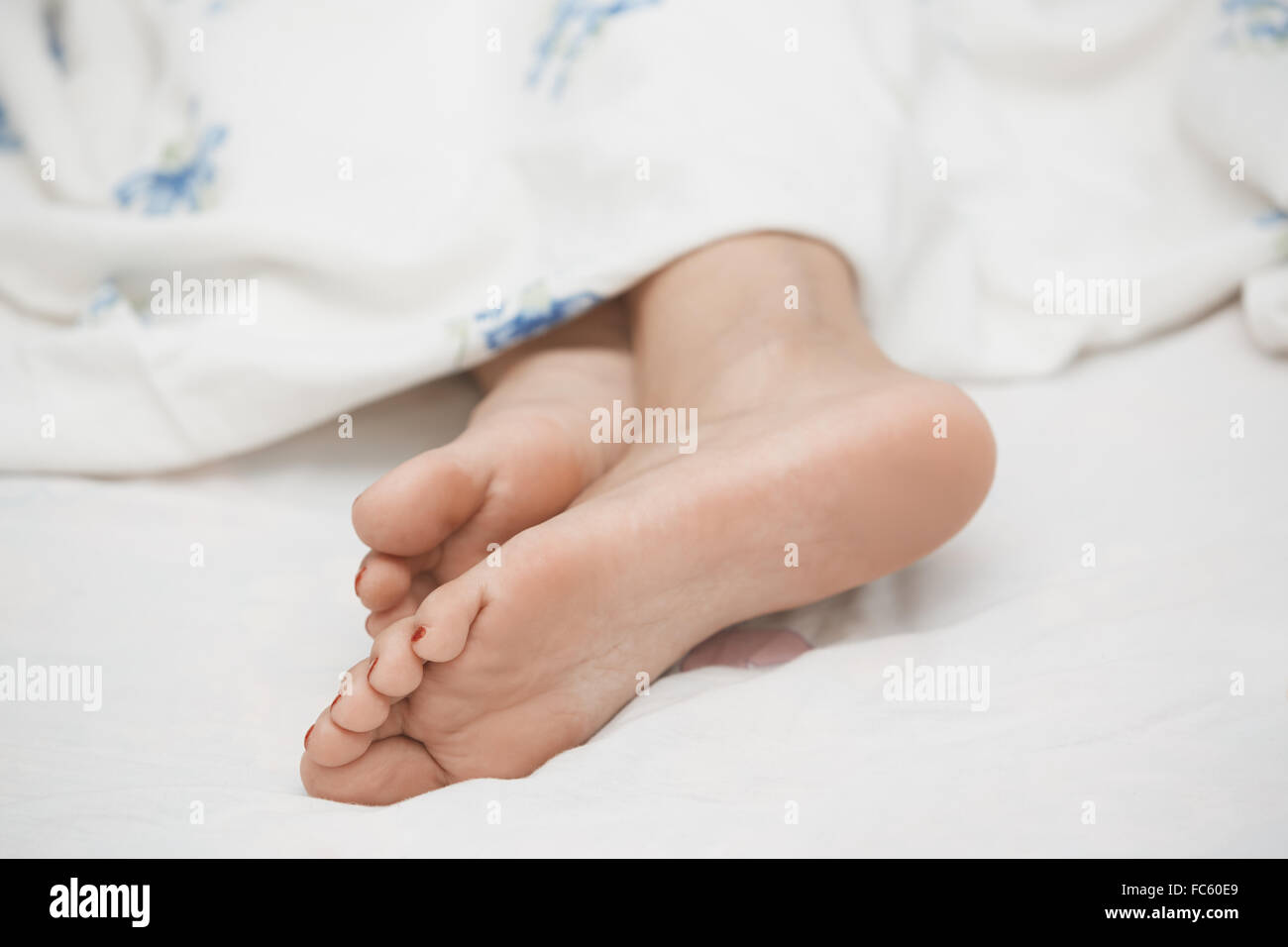 Pieds de femme endormie Photo Stock - Alamy