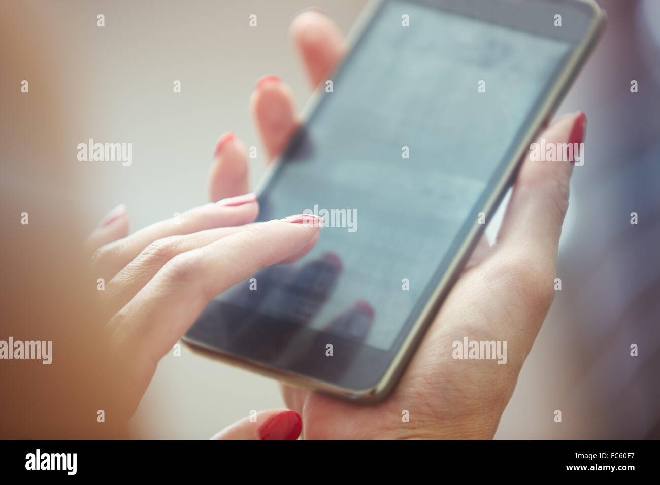 Woman using smartphone Banque D'Images