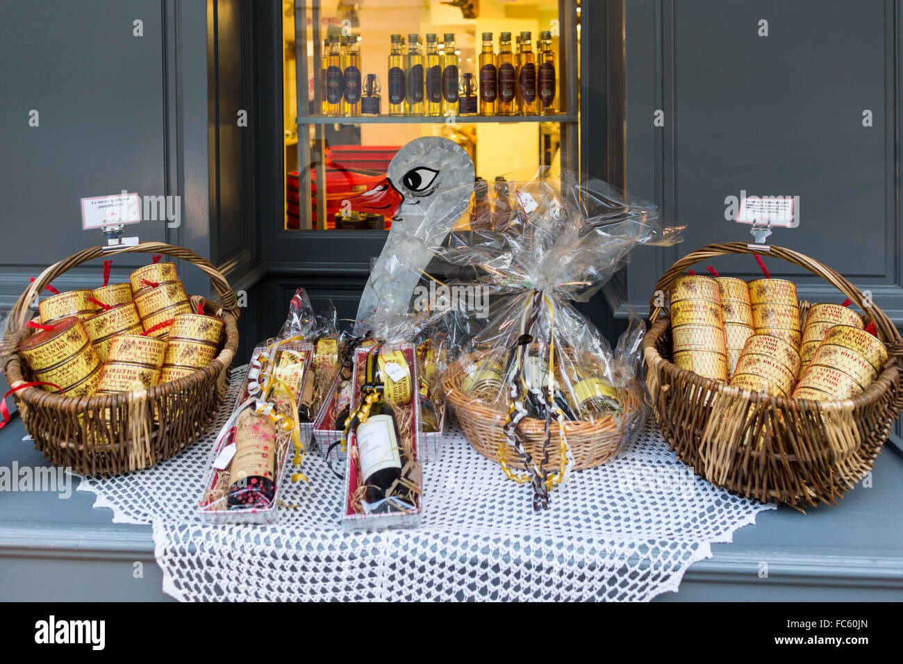 Affichage des produits du terroir, foie gras, vin, Brantome, village de Dordogne, France Banque D'Images