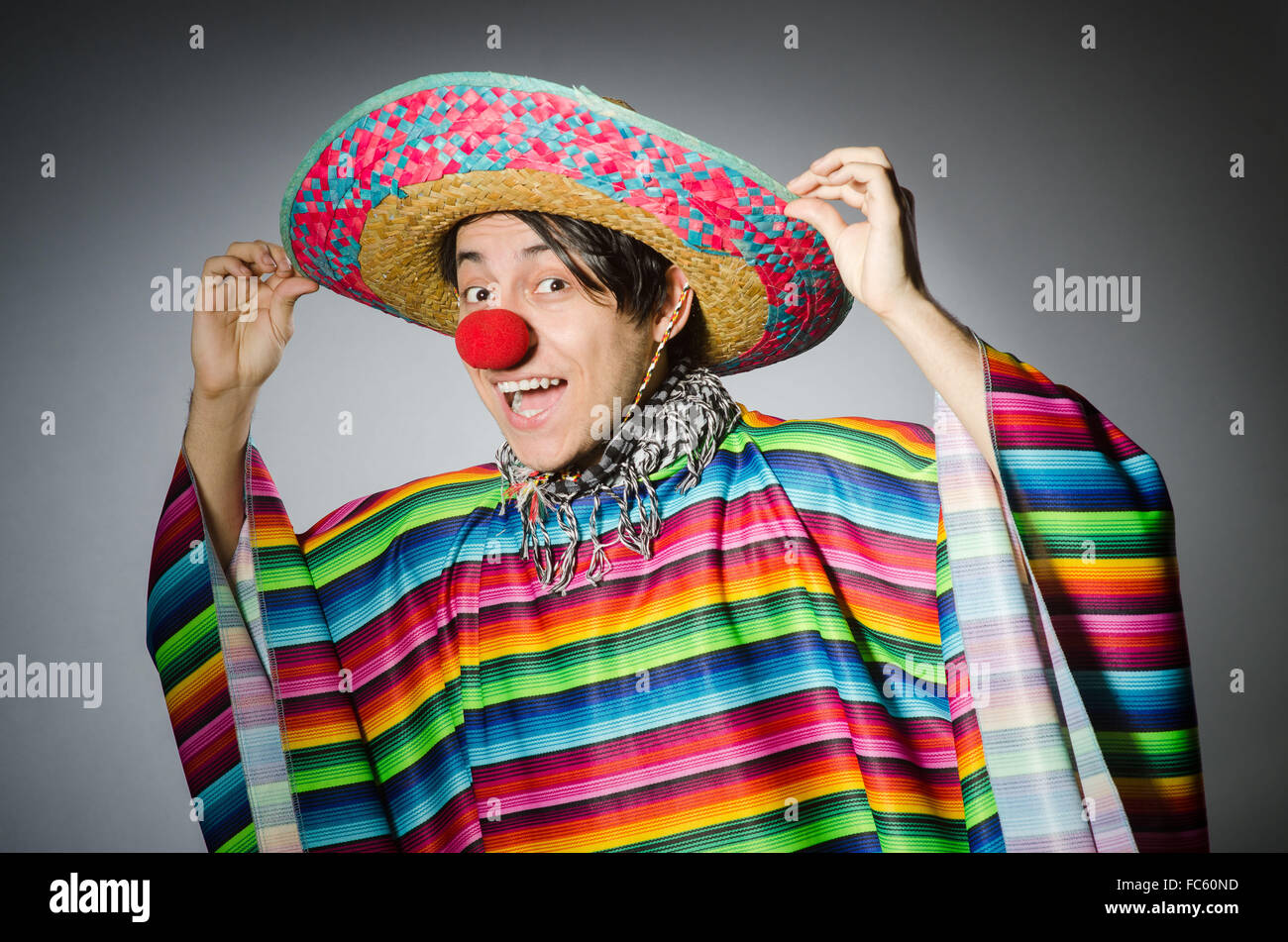 L'homme, dans des poncho mexicain contre gray Banque D'Images