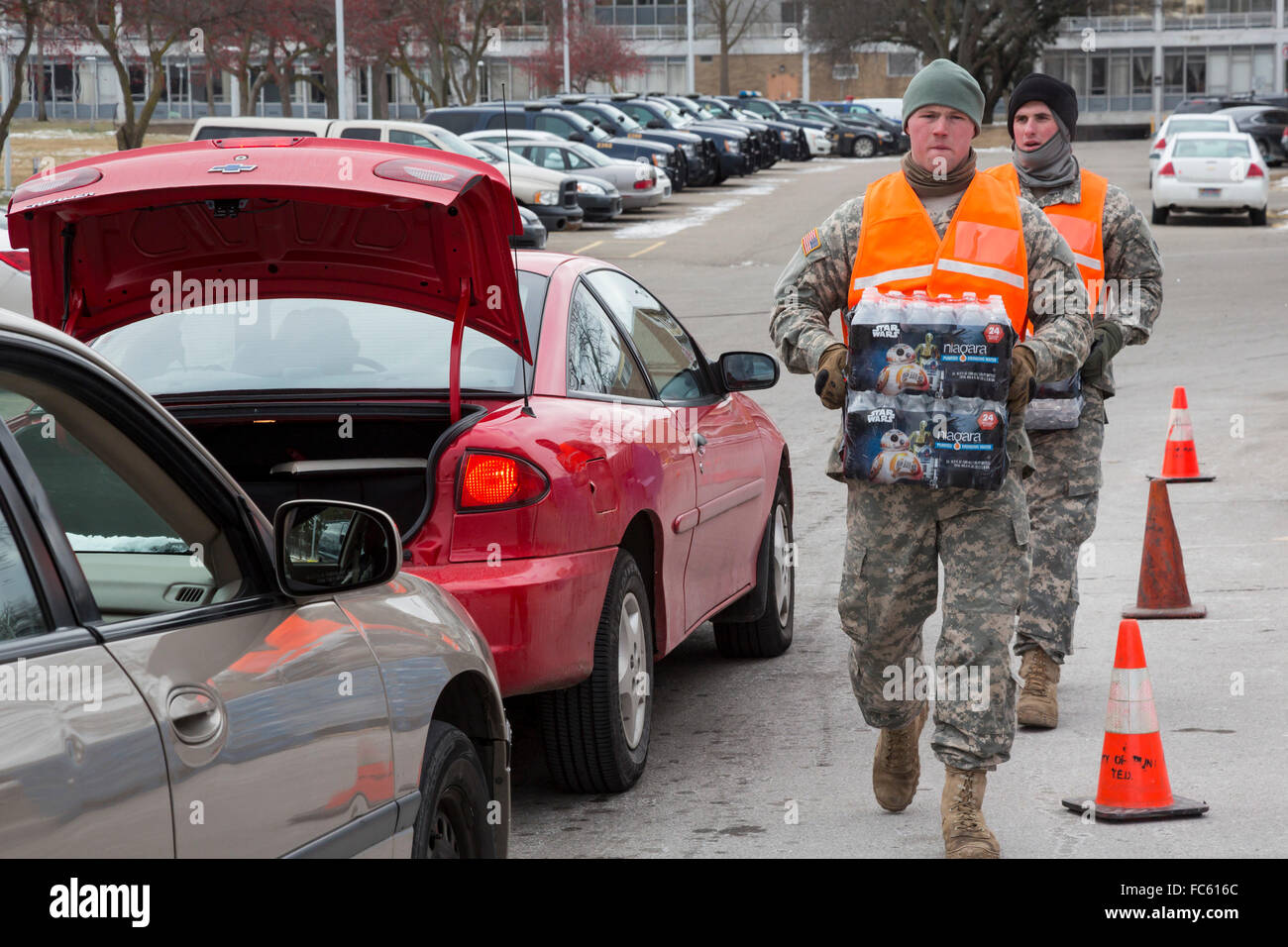 Flint, Michigan - Les membres de la Garde nationale du Michigan a distribué de l'eau en bouteille au silex résidents à la Caserne # 1. Banque D'Images