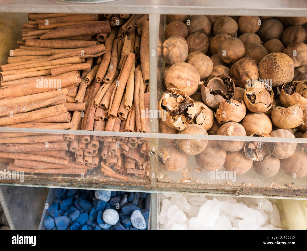 Dubai souk aux épices présentation fenêtre, les herbes, les fruits secs, les épices, les boutons de fleurs, écorces et des résines. Banque D'Images