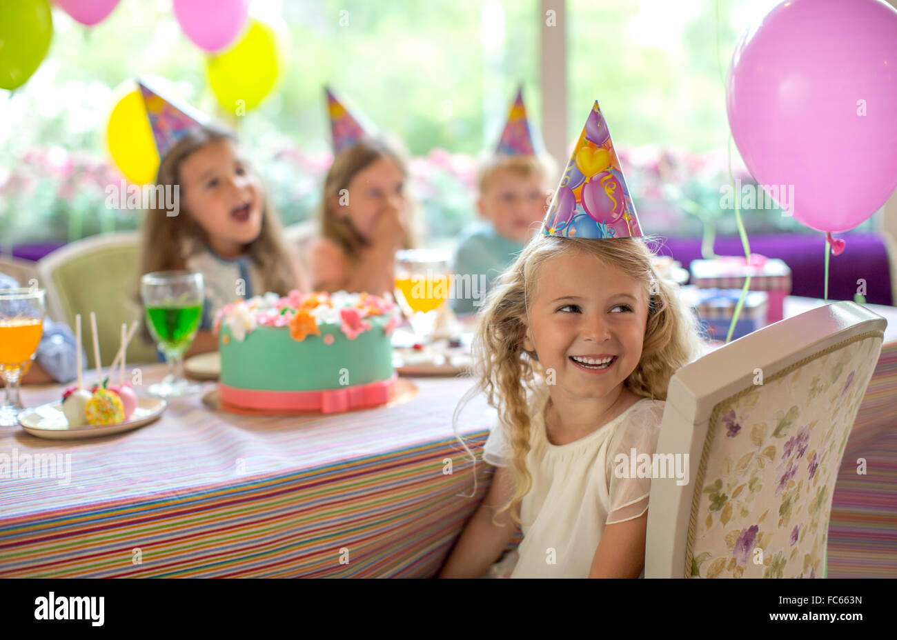 Fille d'anniversaire à la maison Banque D'Images