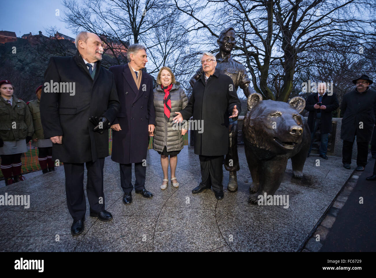 Edinburgh, Royaume-Uni. Le 20 janvier, 2016. Affaires étrangères et du Commonwealth britannique Philip Hammond Secrétaire (2L), le ministre polonais de la défense, Antoni Macierewicz (4L) et le ministre des Affaires étrangères, Witold Waszczykowski (1L) se trouve à côté de Wojtek l'ours soldat monument à Édimbourg, Royaume-Uni Crédit : kpzfoto/Alamy Live News Banque D'Images