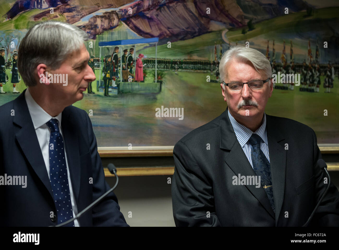 Edinburgh, Royaume-Uni. Le 20 janvier, 2016. Conférence de presse après la réunion du secrétaire britannique à la défense, Michael Fallon, secrétaire des Affaires étrangères et du Commonwealth Philip Hammond (L), le ministre polonais de la défense, Antoni Macierewicz, et le ministre des Affaires étrangères, Witold Waszczykowski (R) à Édimbourg, Royaume-Uni Crédit : kpzfoto/Alamy Live News Banque D'Images