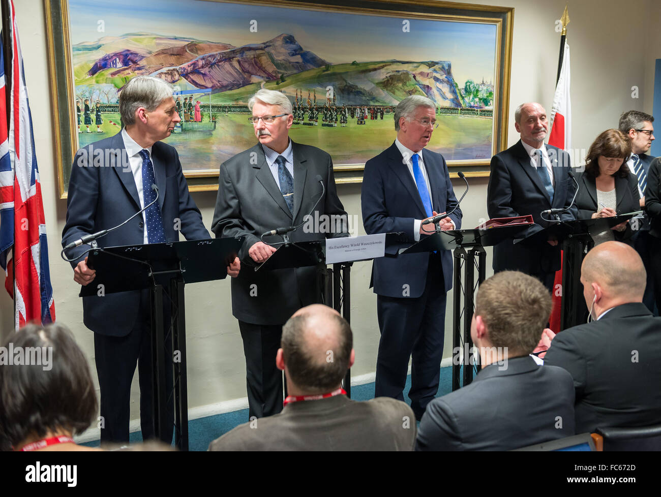 Edinburgh, Royaume-Uni. Le 20 janvier, 2016. Conférence de presse après la réunion du secrétaire britannique à la défense, Michael Fallon (3L), secrétaire des Affaires étrangères et du Commonwealth Philip Hammond (1L), le ministre polonais de la défense, Antoni Macierewicz (4L) et le ministre des Affaires étrangères, Witold Waszczykowski (3L) à Édimbourg, Royaume-Uni Crédit : kpzfoto/Alamy Live News Banque D'Images
