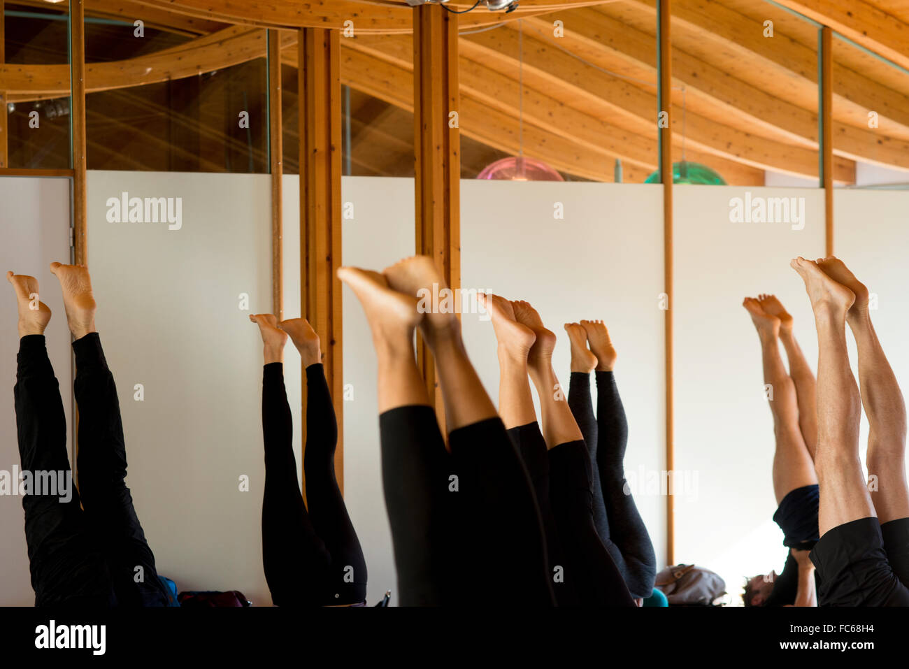 Cours de l'exercice dans un studio de yoga Banque D'Images