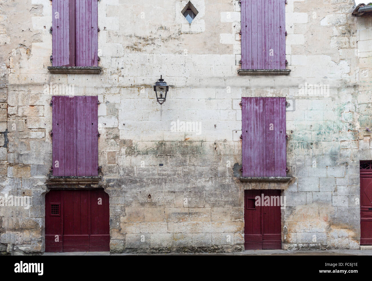 Fenêtres et volets, Brantome, vallée de la Loire, France Banque D'Images