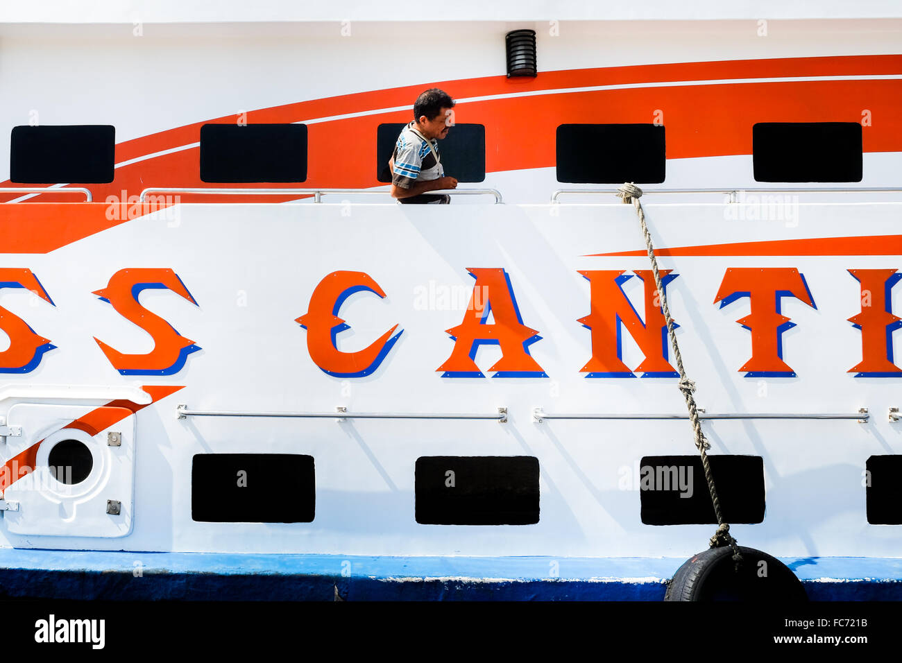 Un passager est photographié alors qu'il se trouve sur un pont de ferry au port de ferry de Lewoleba, Lembata, Nusa Tenggara est, Indonésie. Banque D'Images