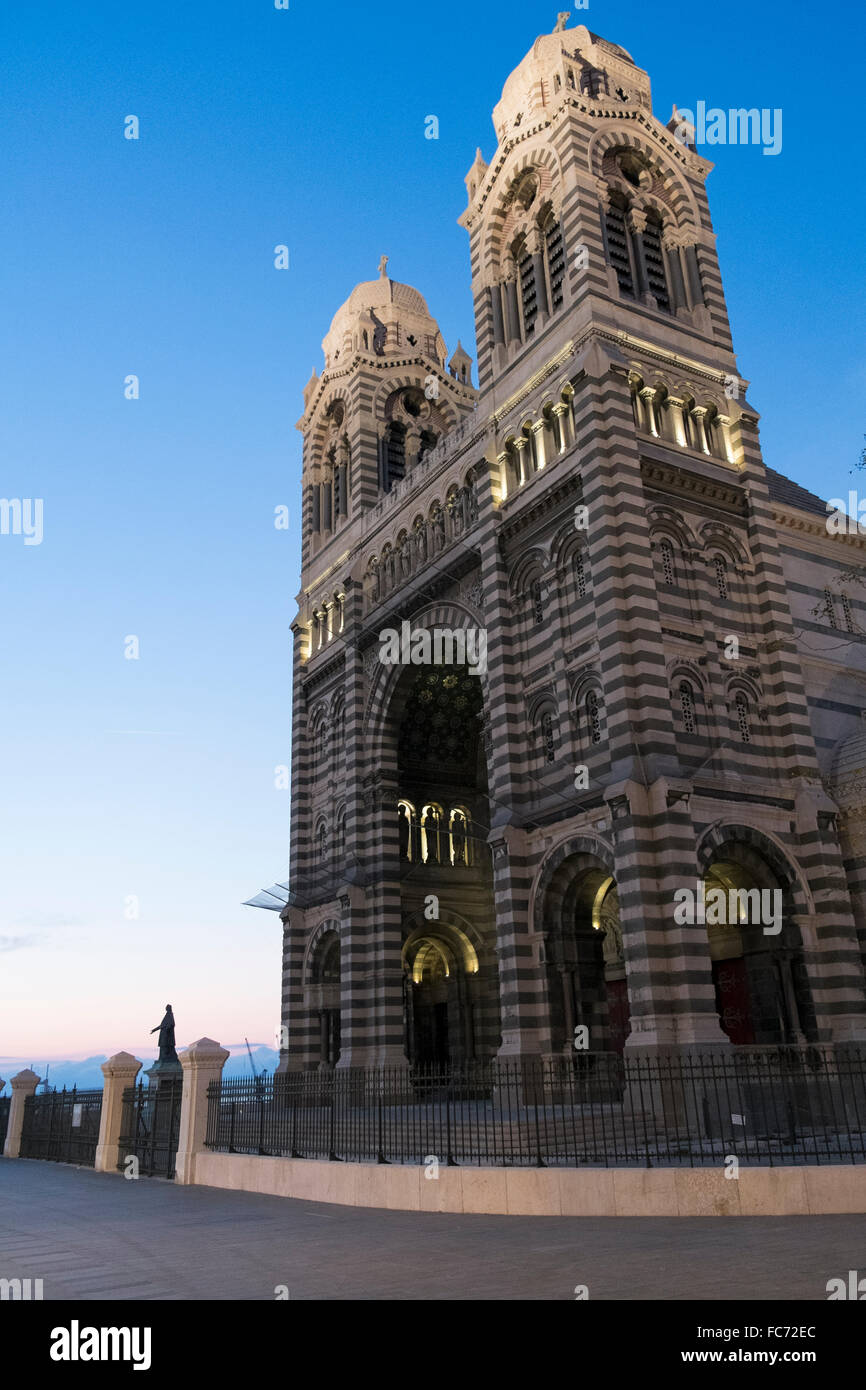 La cathédrale de Marseille au crépuscule dans le panier près de Marseille, France. Banque D'Images