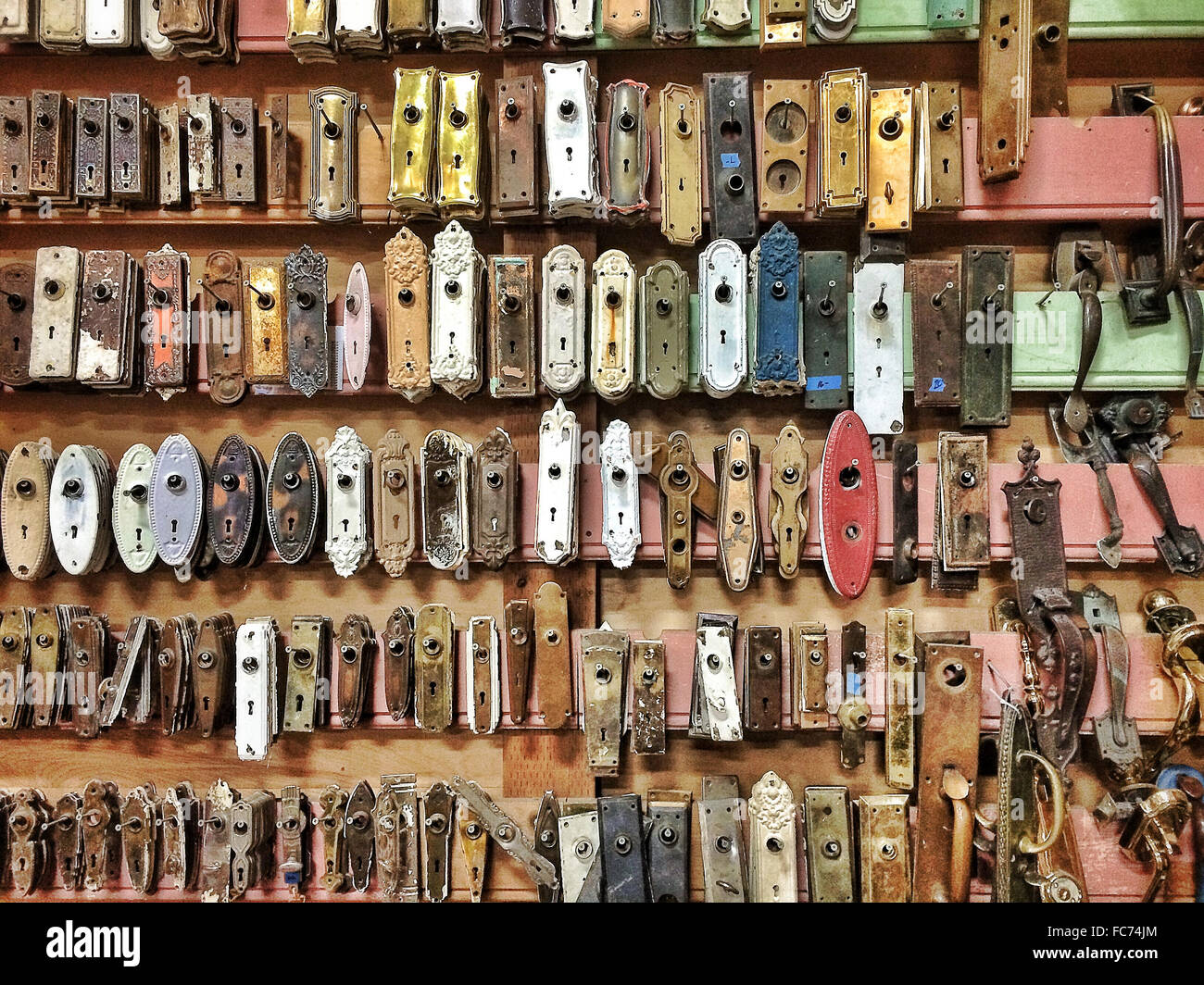 Serrures sur mur en atelier - Image de stock capturée avec un smartphone