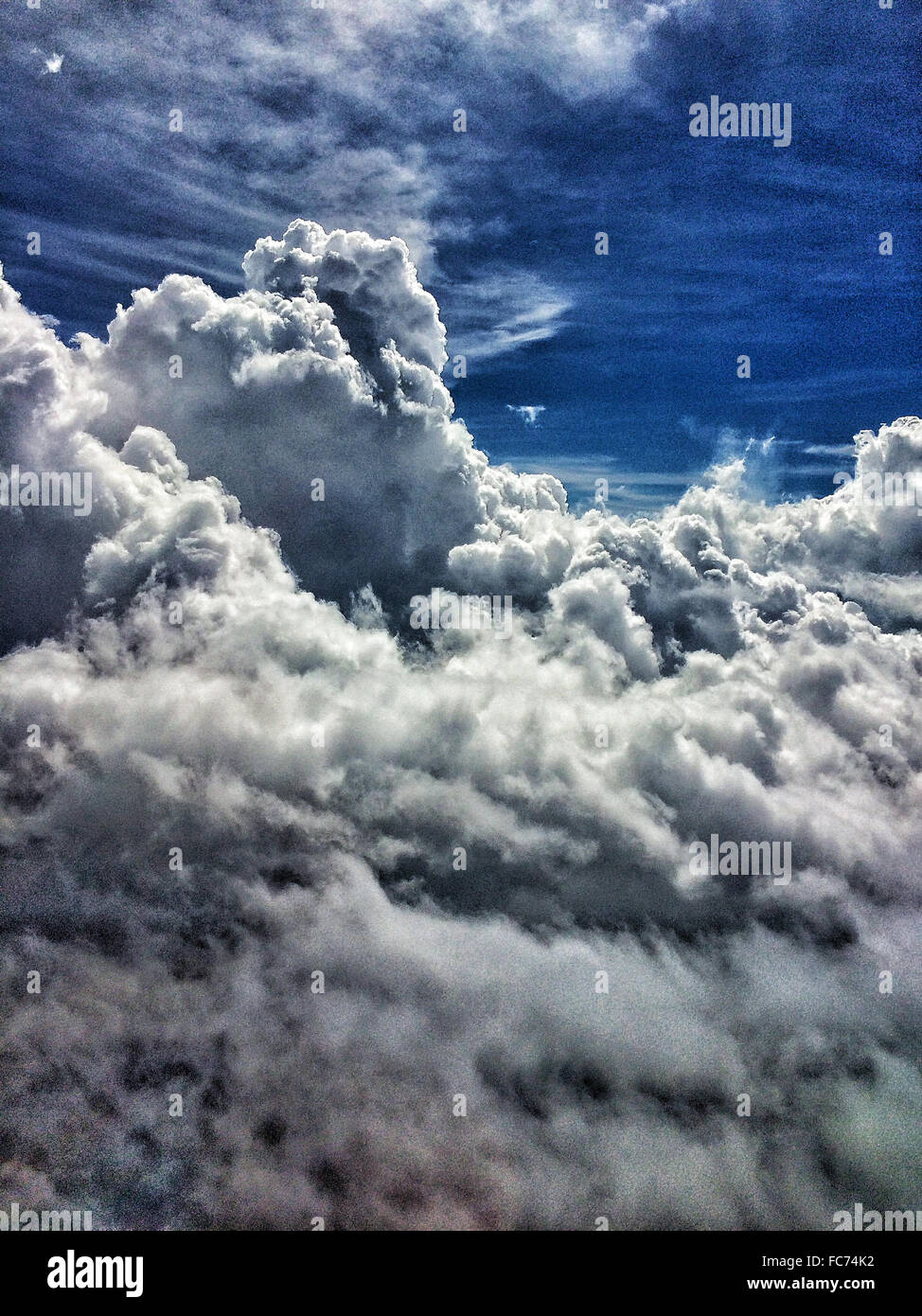 Les nuages de tempête dans le ciel bleu - Image de stock capturée avec un smartphone