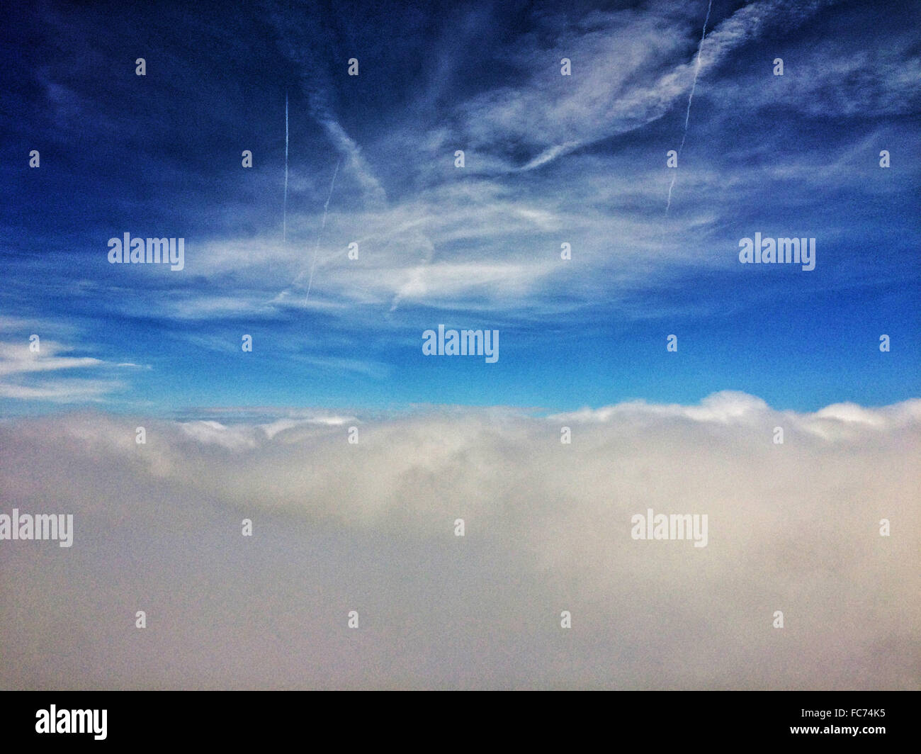 Nuages dans le ciel bleu - Image de stock capturée avec un smartphone