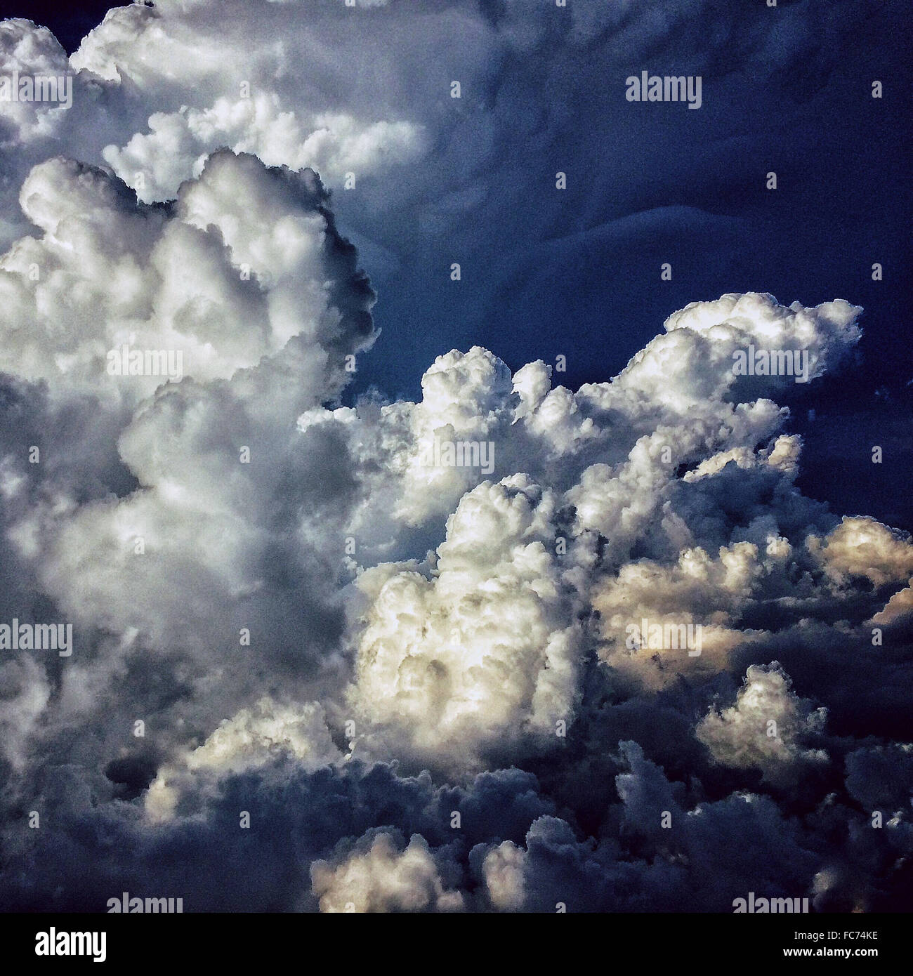 Les nuages de tempête dans le ciel bleu - Image de stock capturée avec un smartphone
