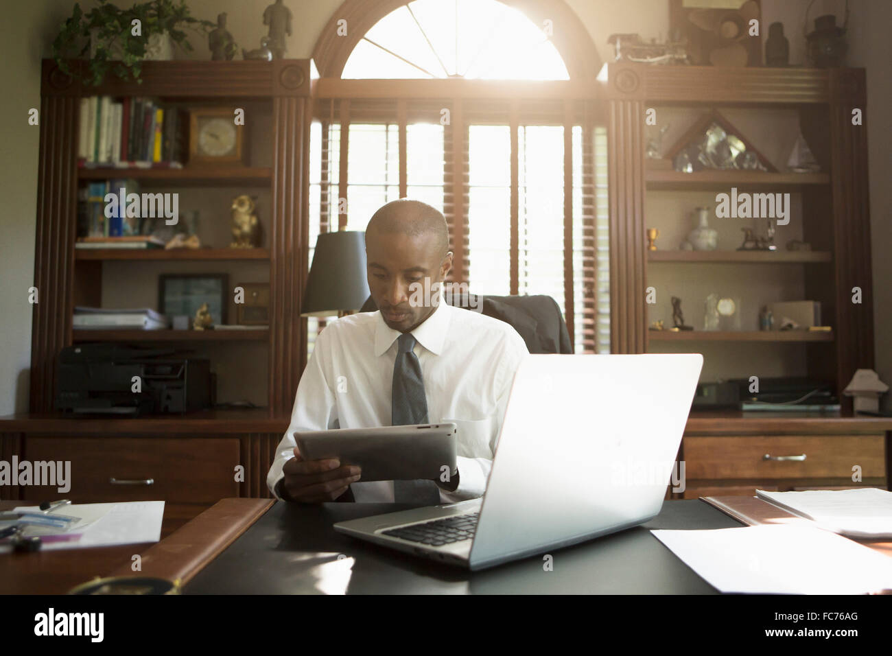 Black doctor using digital tablet in office Banque D'Images Black doctor using digital tablet in office Banque D'Images