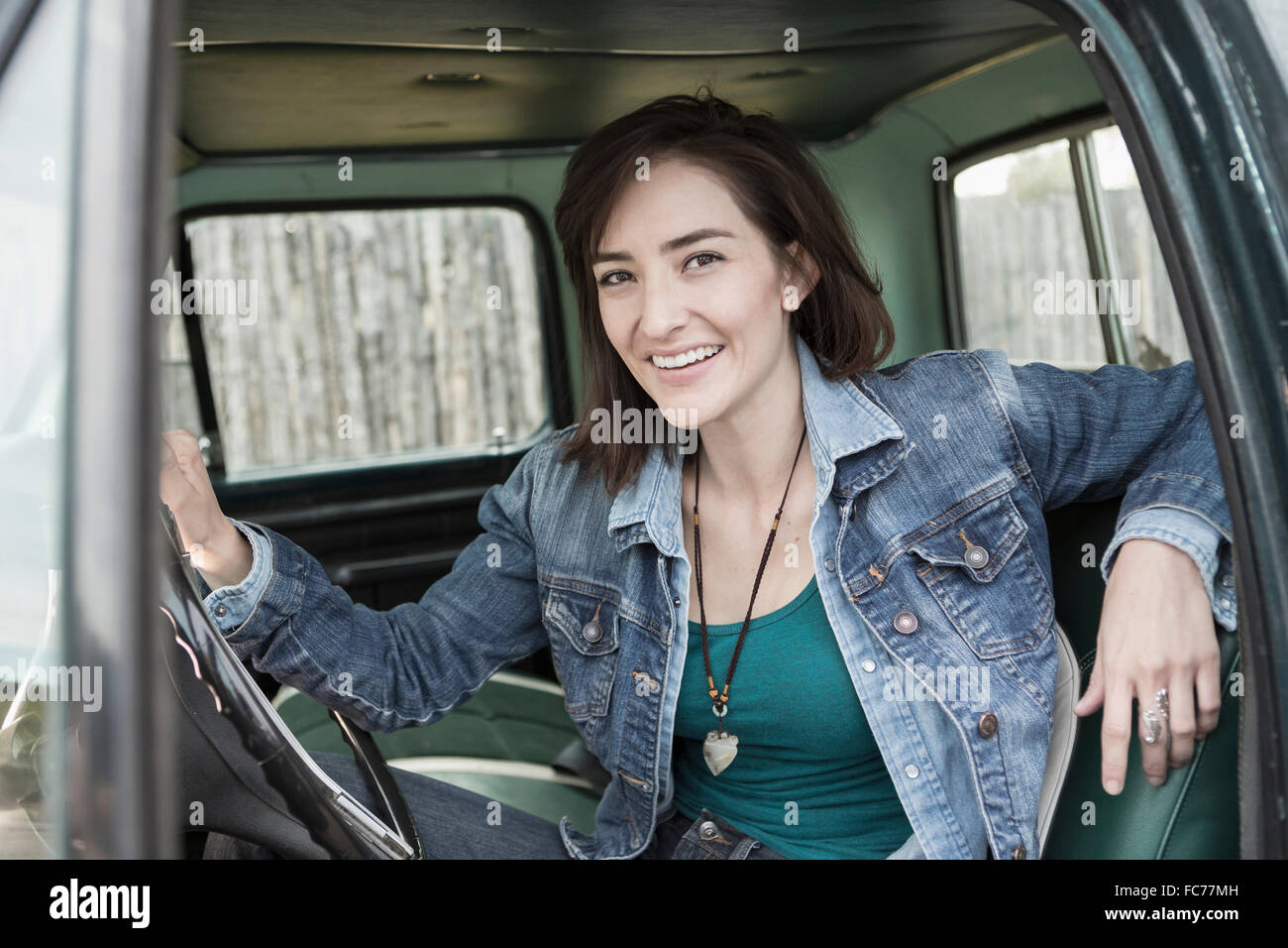 Hispanic woman sitting in truck Banque D'Images