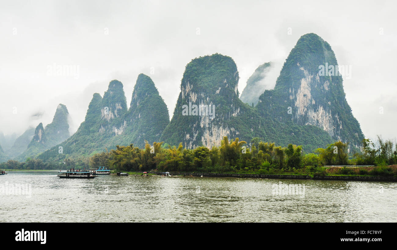 Les montagnes de calcaire sous les nuages de basse altitude - vue sur Li River Cruise, Guilin, Chine Banque D'Images