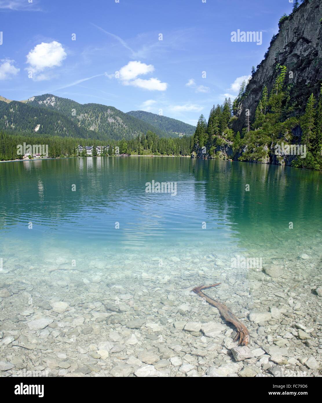 Bas et de l'autre côté du lac Prags Banque D'Images