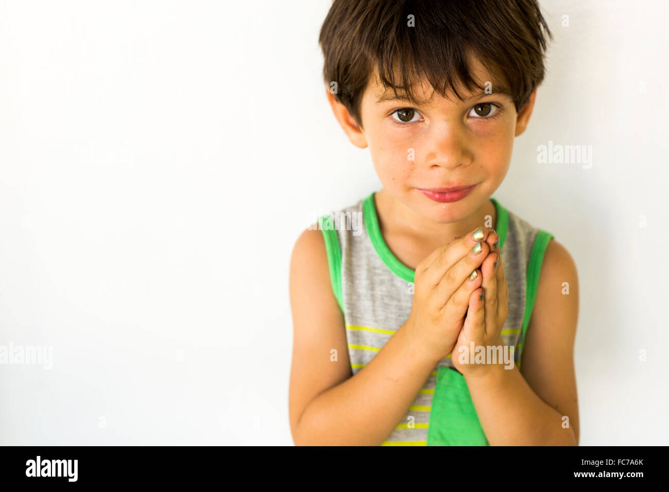 Mixed Race boy wearing nail polish Banque D'Images