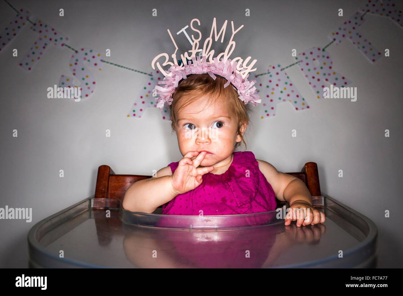 Caucasian baby girl anniversaire couronne Banque D'Images