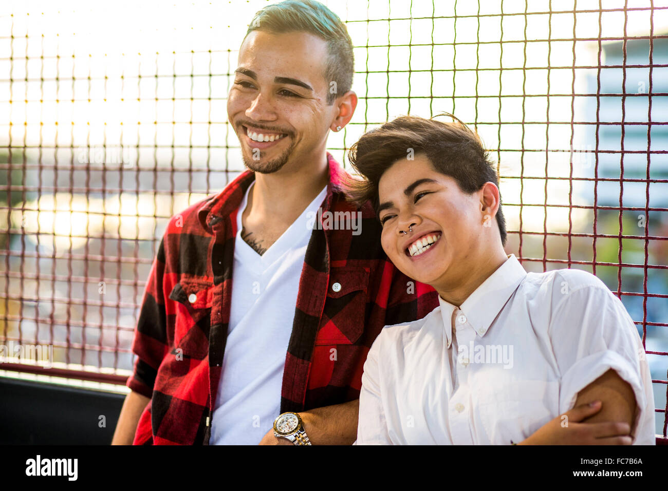 Couple smiling outdoors Banque D'Images