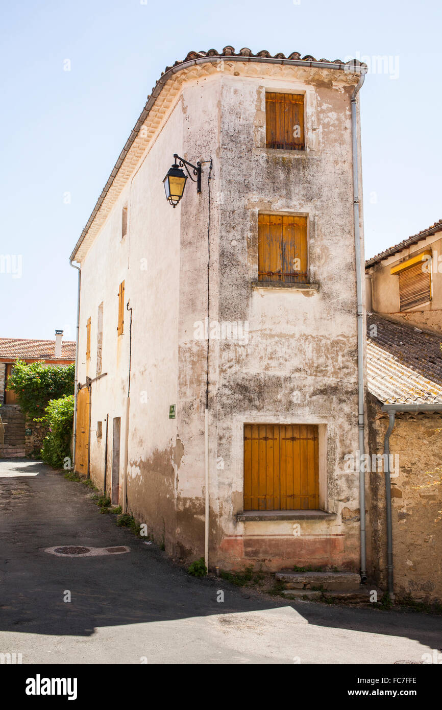 Bâtiment délabré sur trottoir village Banque D'Images