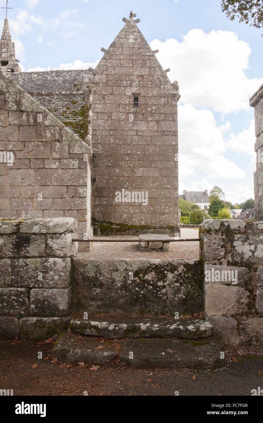 L'ancienne église en pierre et la cour Banque D'Images