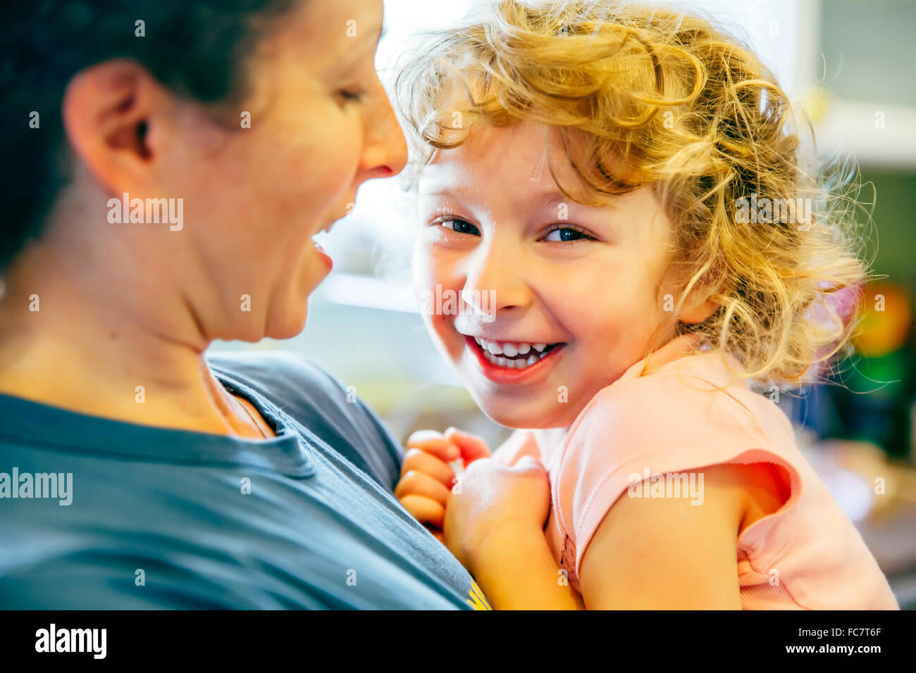 Caucasian mother holding daughter Banque D'Images