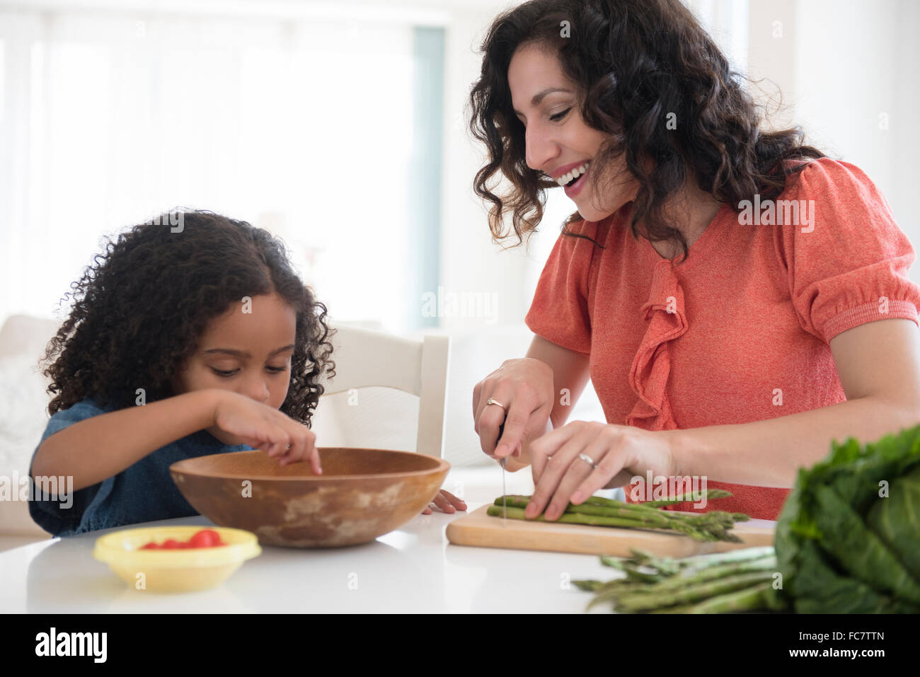 Mère et fille hacher les légumes Banque D'Images