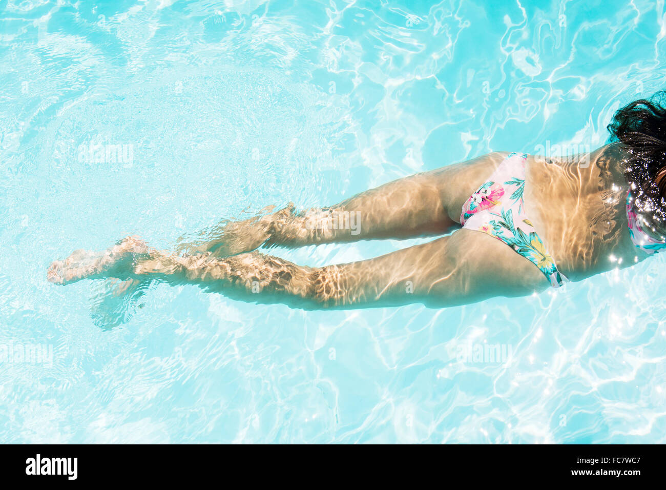 Caucasian woman swimming in pool Banque D'Images