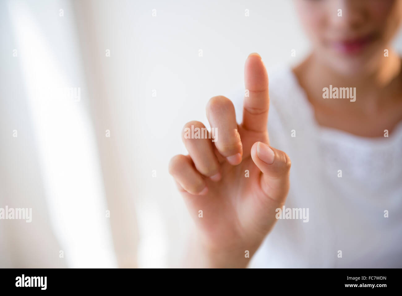 Close up of Hispanic woman pointing Banque D'Images