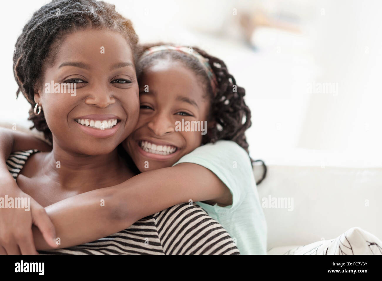 Black mother and daughter hugging Banque D'Images