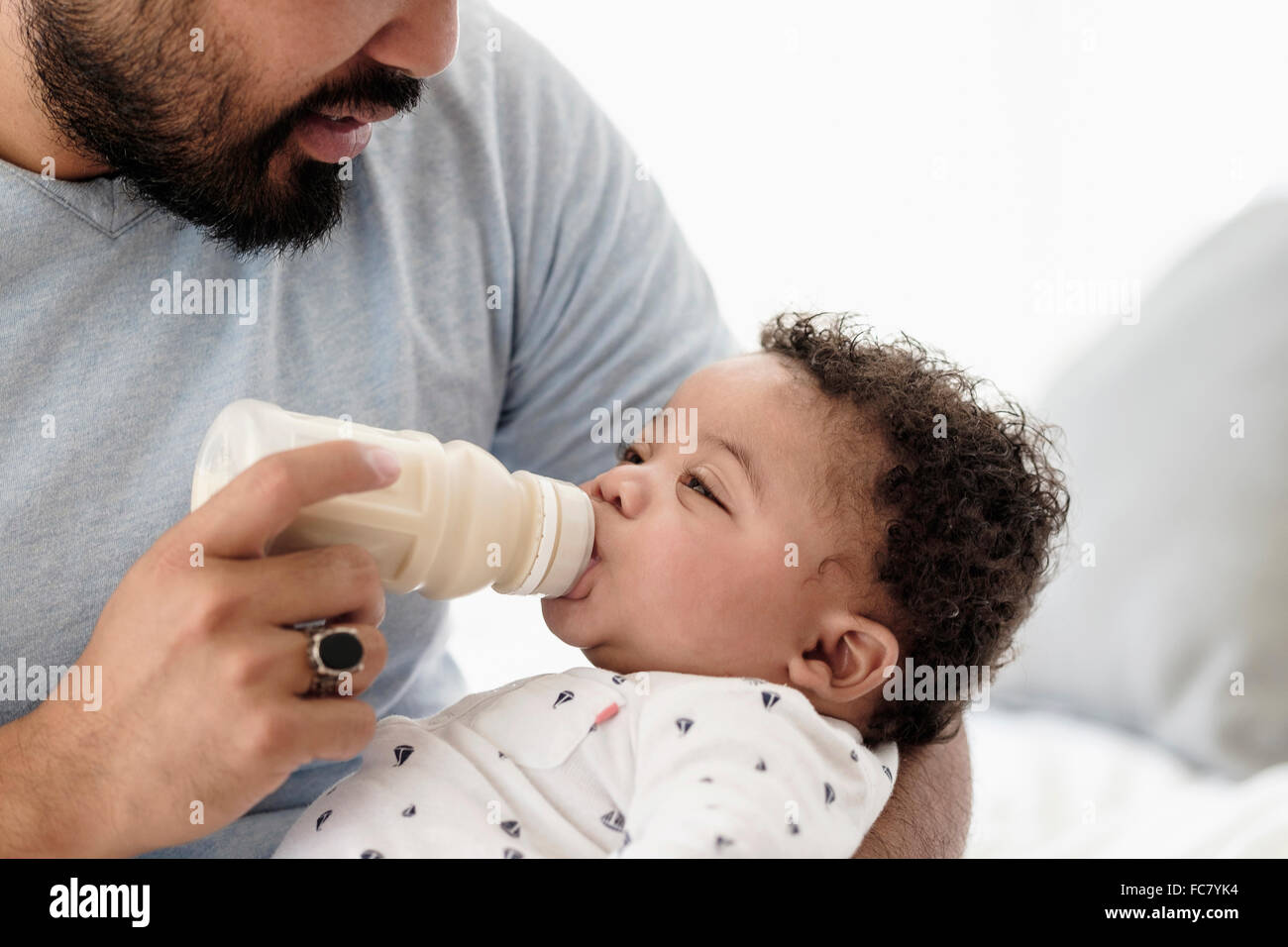 Nourrir bébé bouteille père fils Banque D'Images