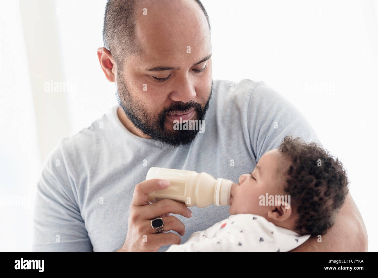 Nourrir bébé bouteille père fils Banque D'Images
