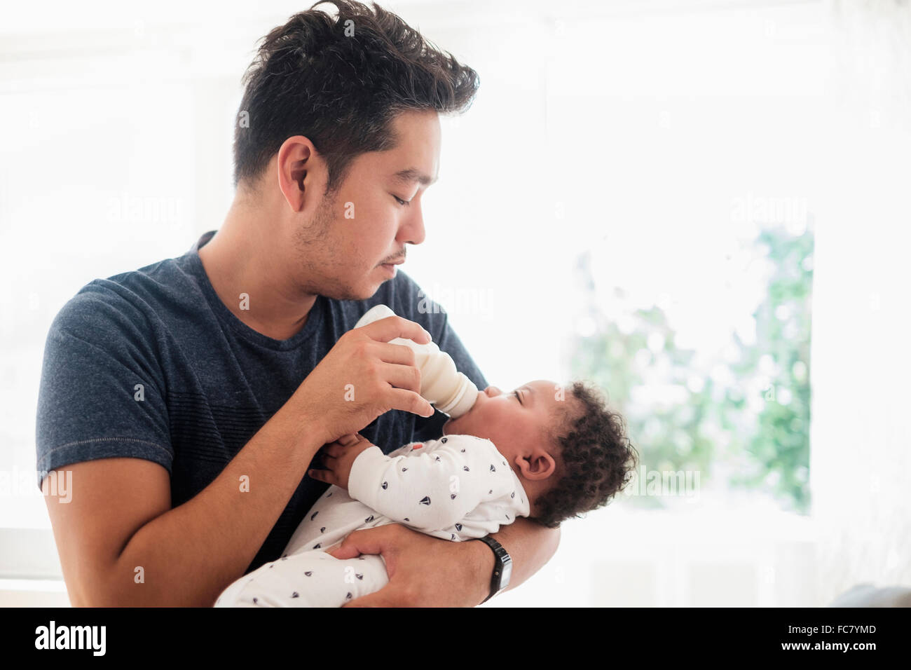 Nourrir bébé bouteille père fils Banque D'Images