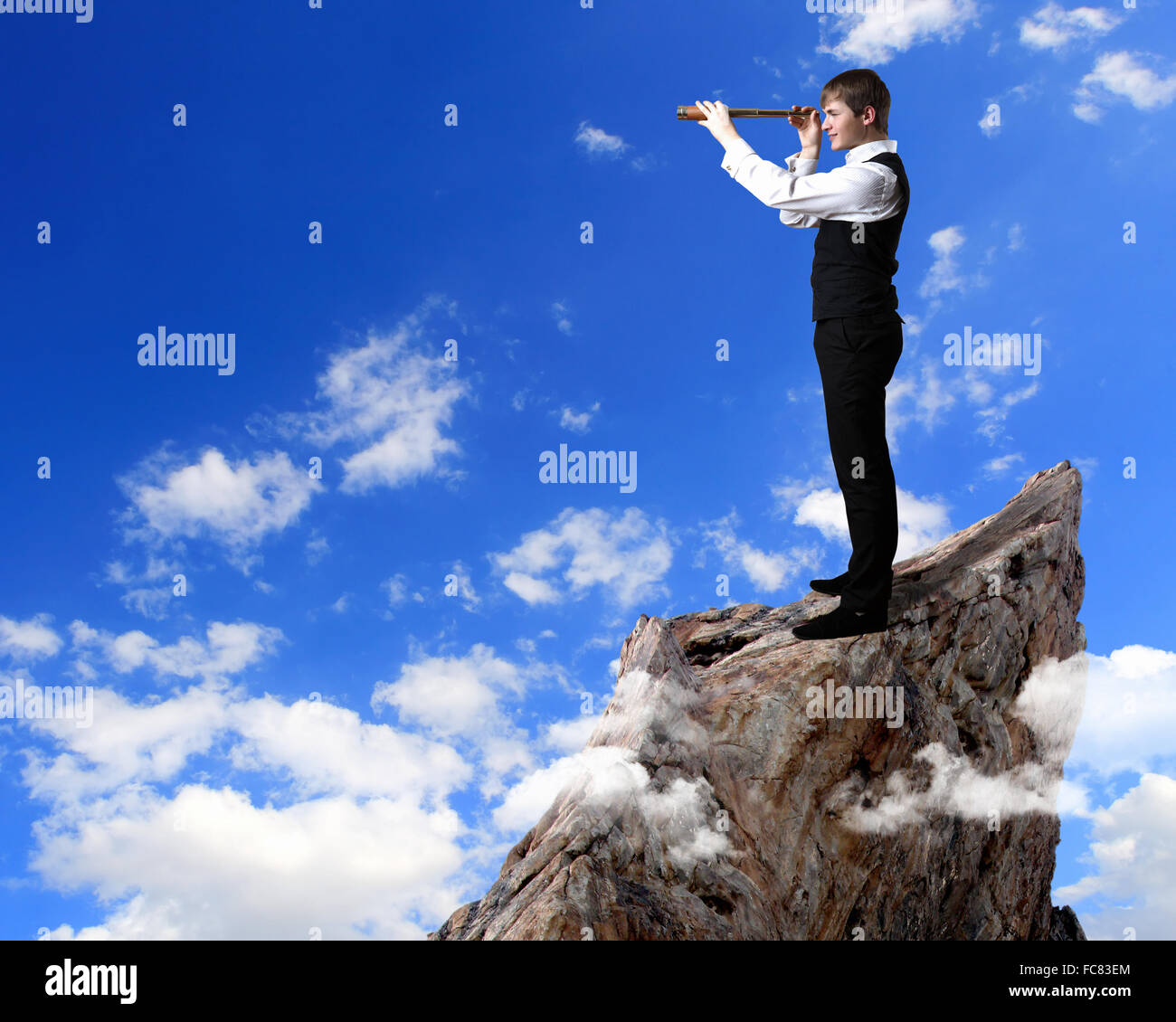 Young businessman standing et à l'avant dans l'avenir Banque D'Images